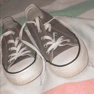 size 6 grey low-top converse